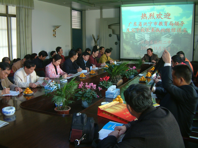 广东省兴宁市教育局副局长陈春红(左三)率本市